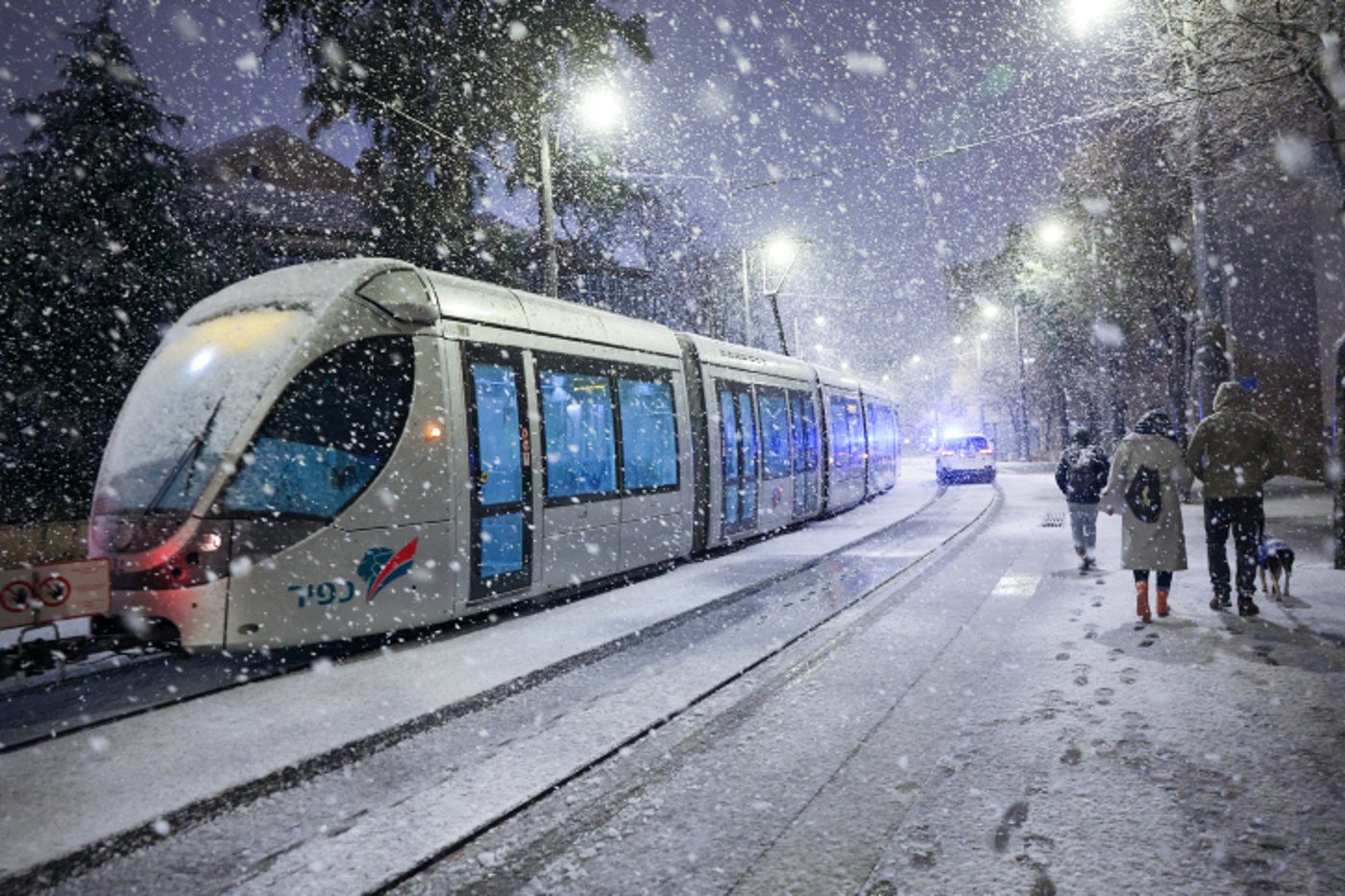 השלג בירושלים; צפו בתושבים שיצאו לחגוג