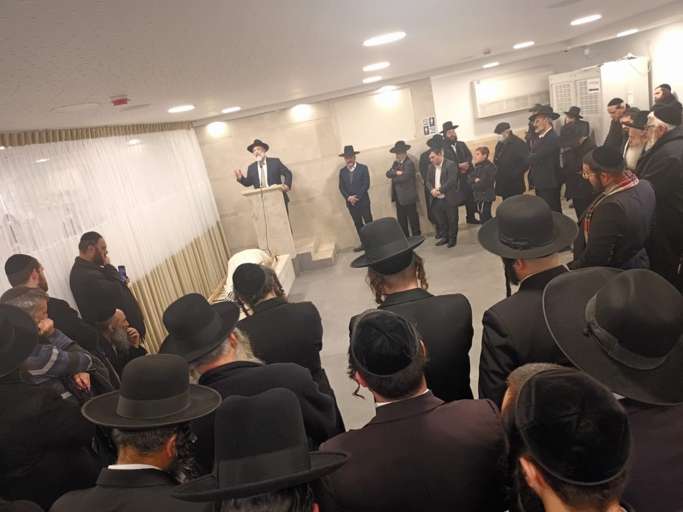 קורע לב: הלווית הילד החרדי שנספה בשריפה בביתו