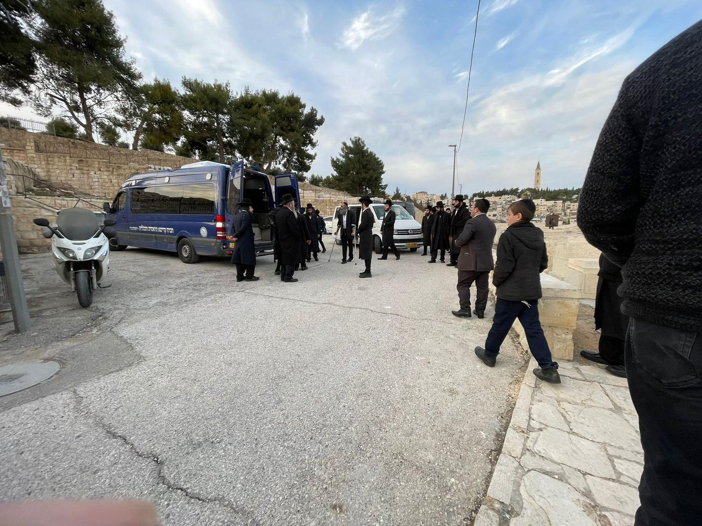 קורע לב: הלווית הילד החרדי שנספה בשריפה בביתו