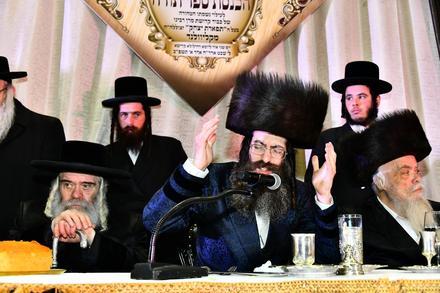 ברעננה הכניסו ספר תורה חדש לזכרו של האדמו"ר מקליוולנד