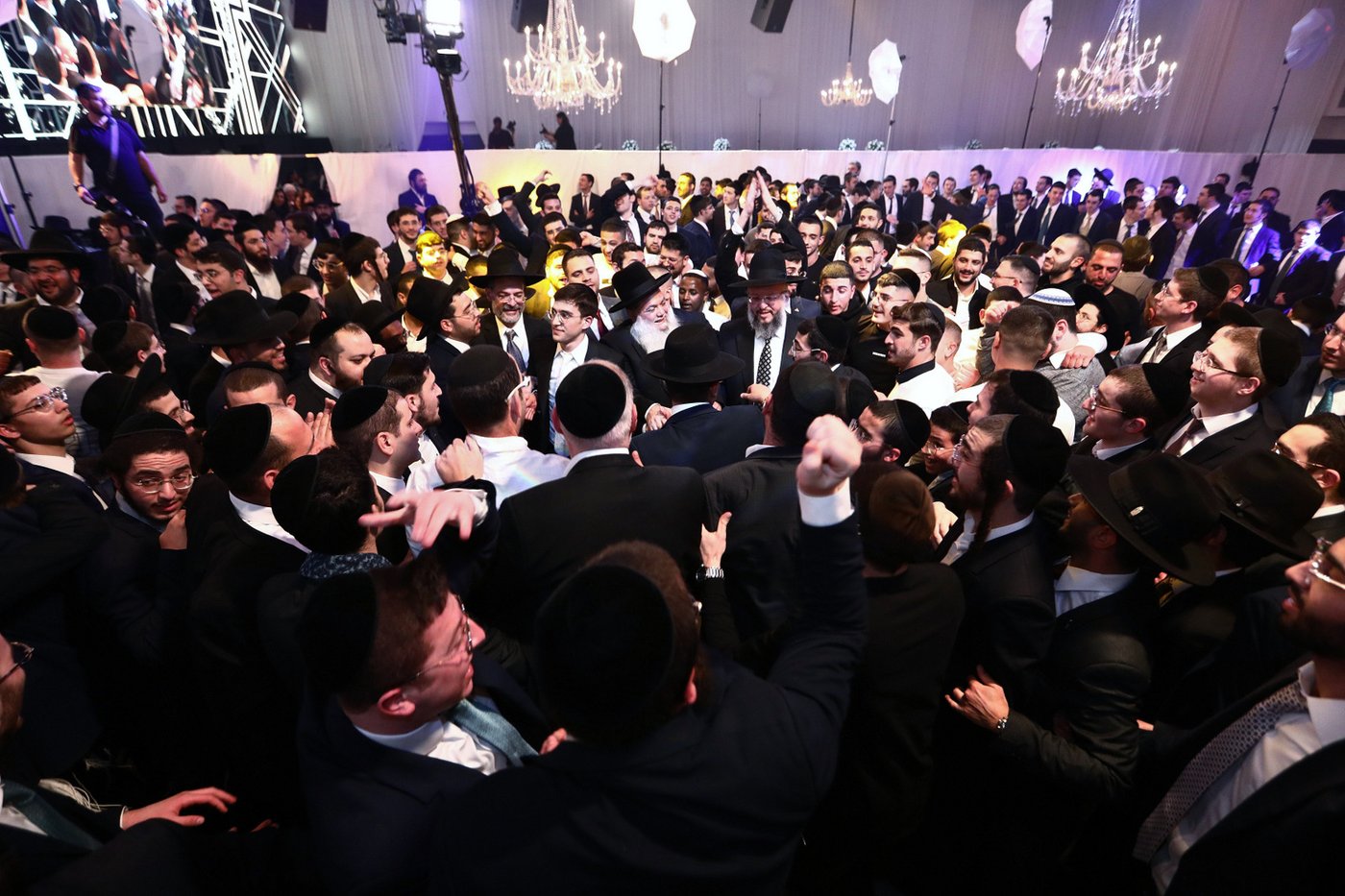 מזכה הרבים הרב יגאל כהן חיתן את בתו הבכורה • תיעוד