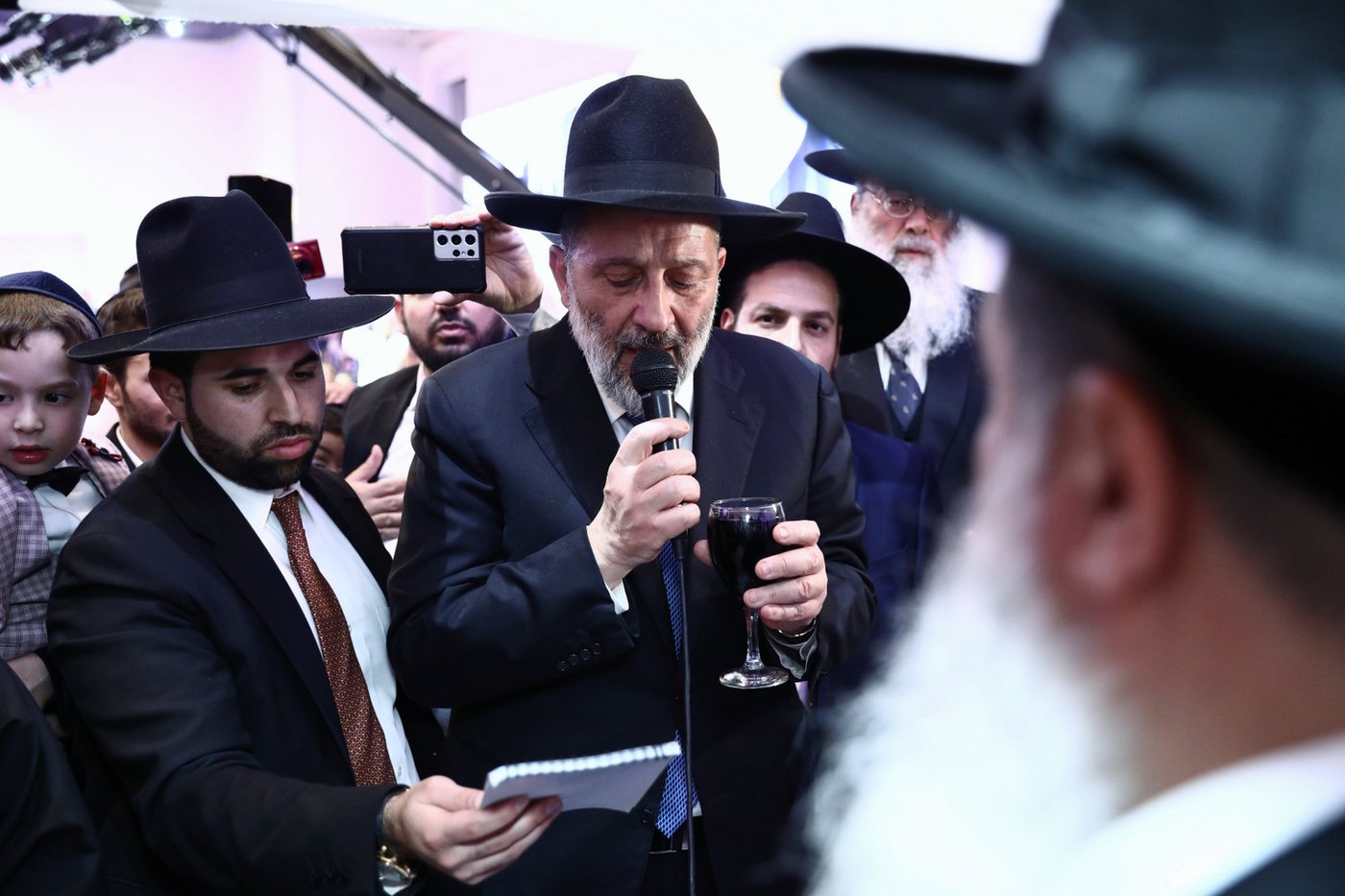 מזכה הרבים הרב יגאל כהן חיתן את בתו הבכורה • תיעוד