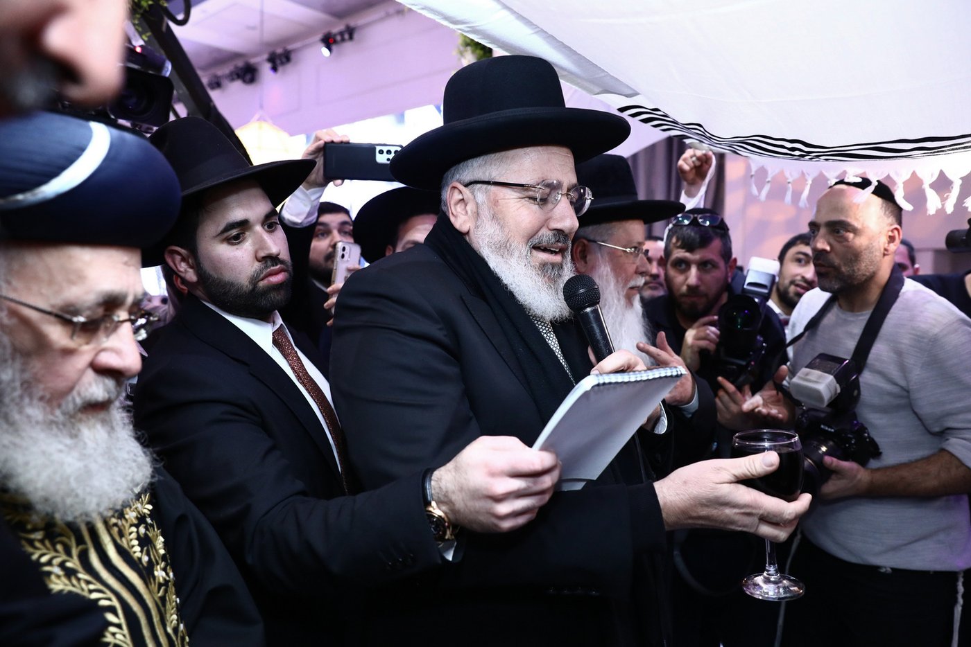 מזכה הרבים הרב יגאל כהן חיתן את בתו הבכורה • תיעוד