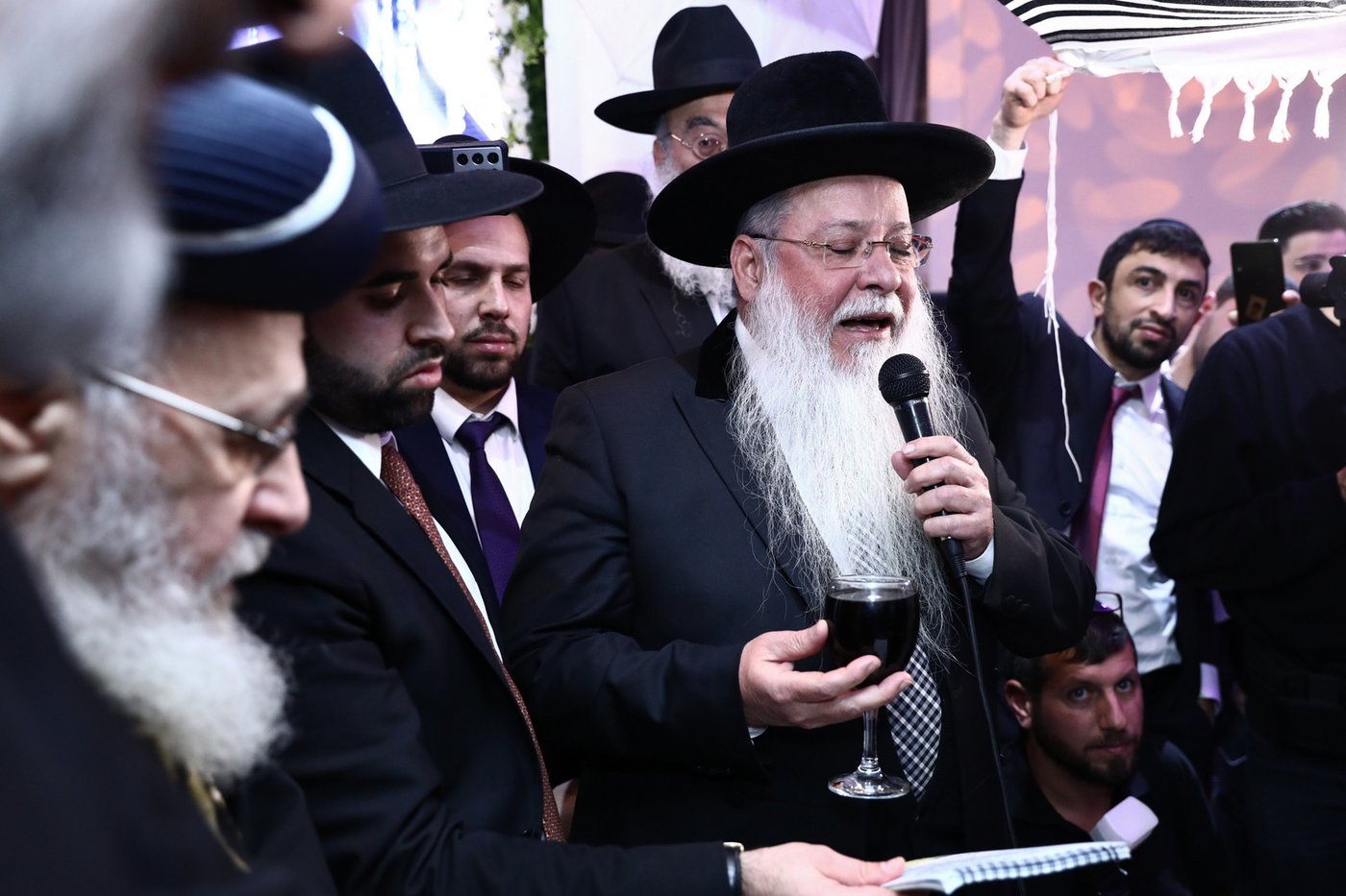 מזכה הרבים הרב יגאל כהן חיתן את בתו הבכורה • תיעוד