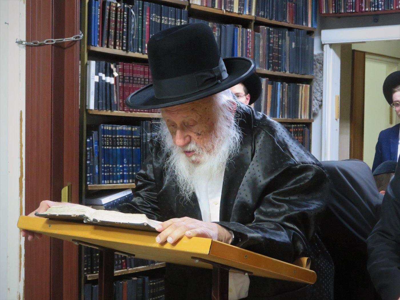 ראש הישיבה עבר לפני 'העמוד' ועלה לקבר