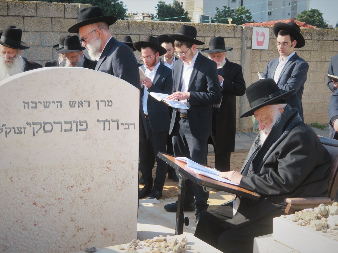 ראש הישיבה עבר לפני 'העמוד' ועלה לקבר