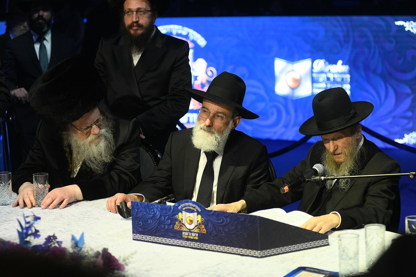 כשהמשגיח רבי דן סגל הצטרף לשירת "טאטאל'ע קומט שוין א'היים" • צפו