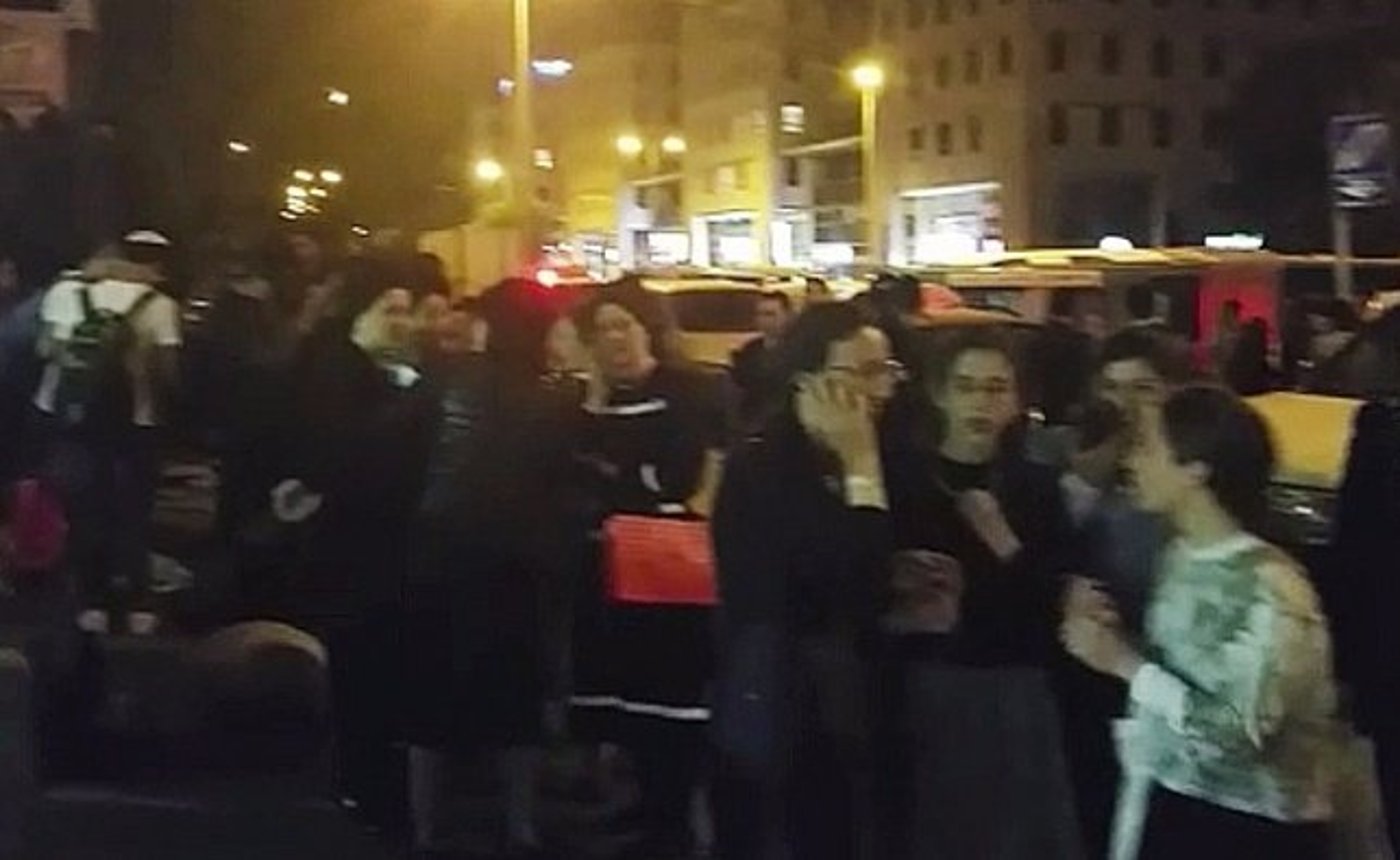 מהומה מחוץ לאולם שמחות. אילוסטרציה