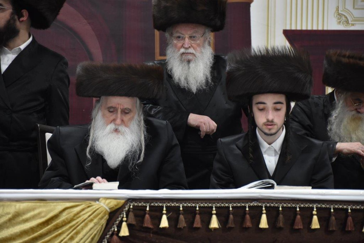 שמחת החתונה בחצרות מכנובקא-בעלזא וסטראפקוב