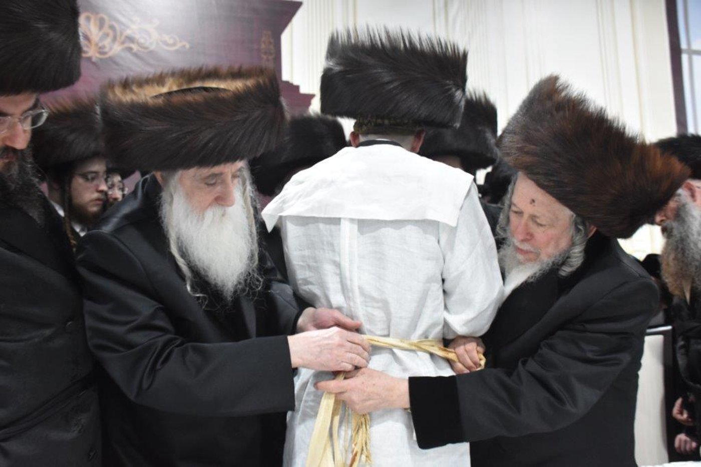 שמחת החתונה בחצרות מכנובקא-בעלזא וסטראפקוב