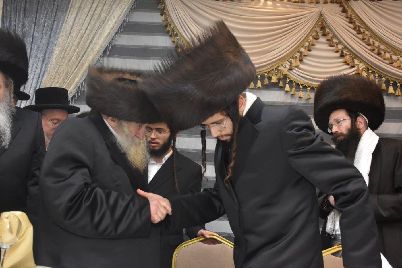 תיעוד: שמחת החתונה בחצרות מאקאווא - שאץ