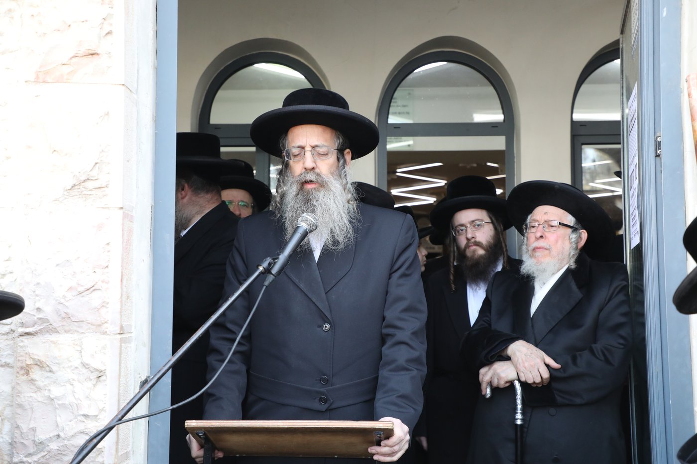 תיעוד: האדמו"ר מטשאקווא הובא למנוחות