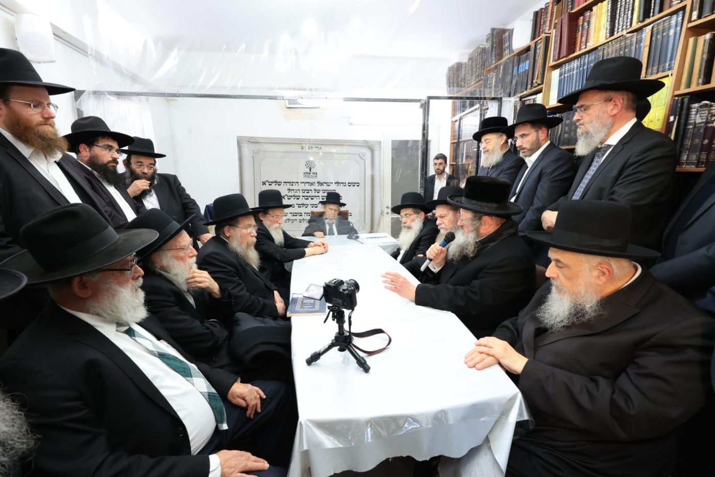 בכינוס בבית הגרג אדלשטיין בהשתתפות הגרש שטיינמן, הגרמש אדלשטיין הגרמש קליין והגרא ברוידא