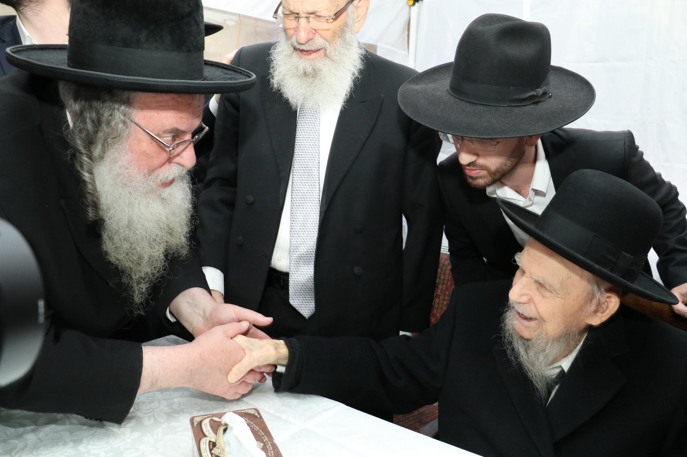 הגר"ש אלתר כובד בברכה בחופת נכדת הגרי"ג אדלשטיין