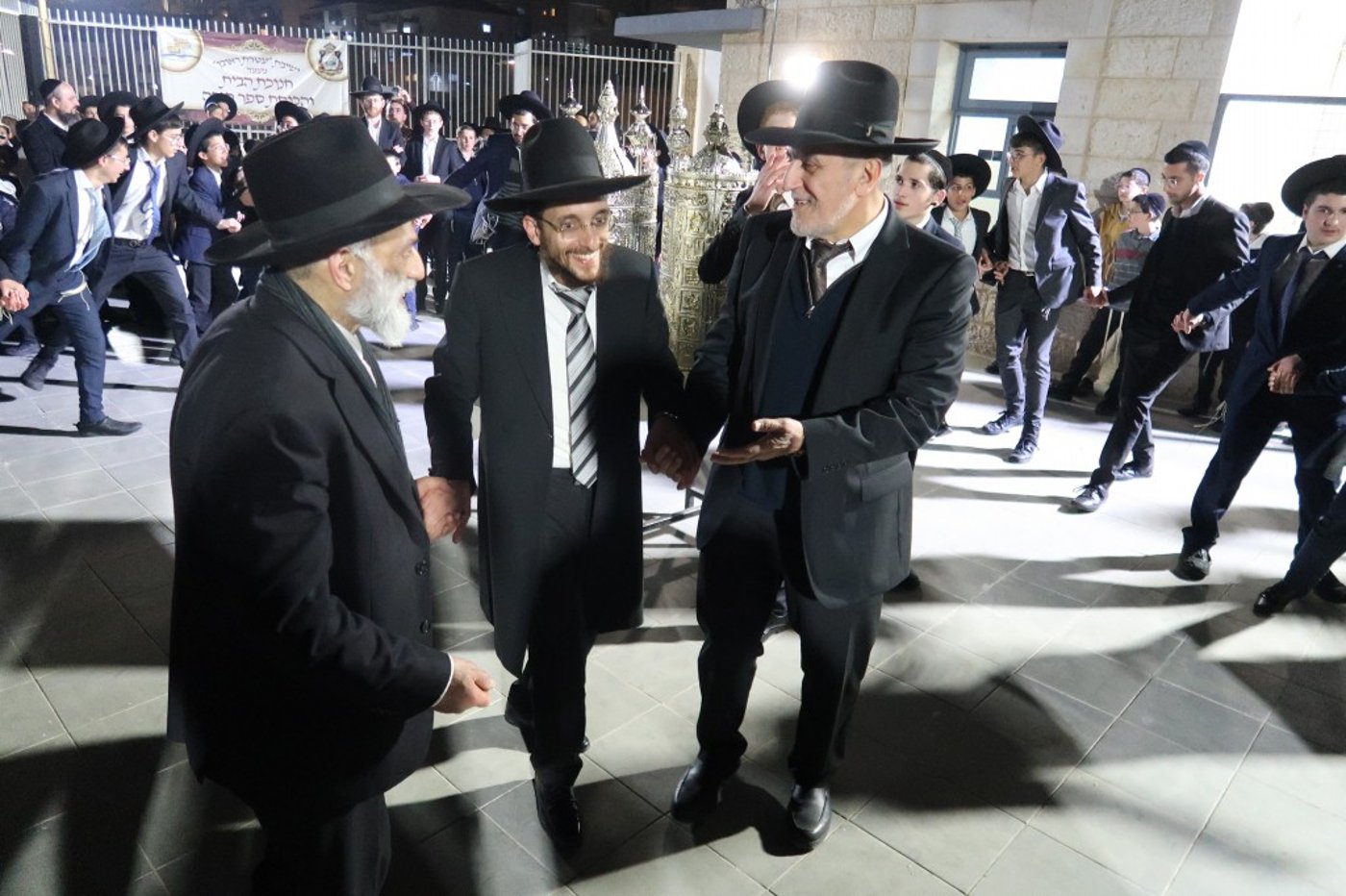 הראשון לציון השתתף: הכנסת ספר תורה לישיבת 'עטרת ראובן'