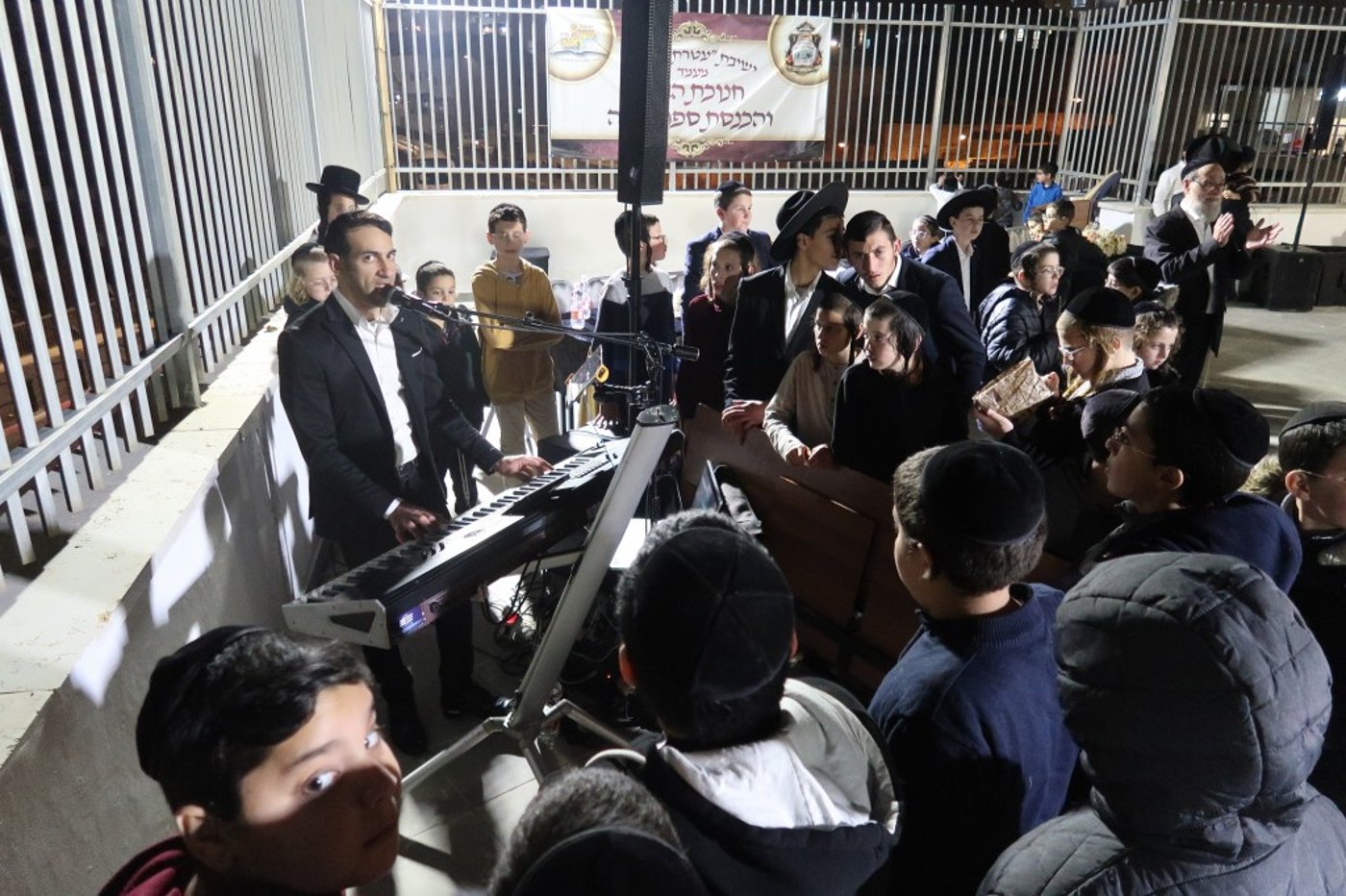 הראשון לציון השתתף: הכנסת ספר תורה לישיבת 'עטרת ראובן'