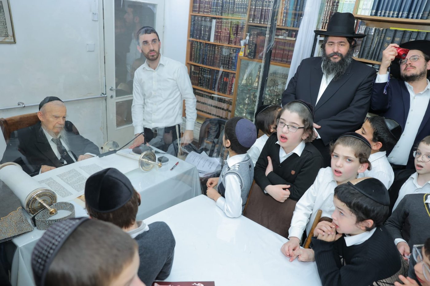 ילדי כיתה ג' נבחנו על הגמרא אצל הגר"ג אדלשטיין; צפו