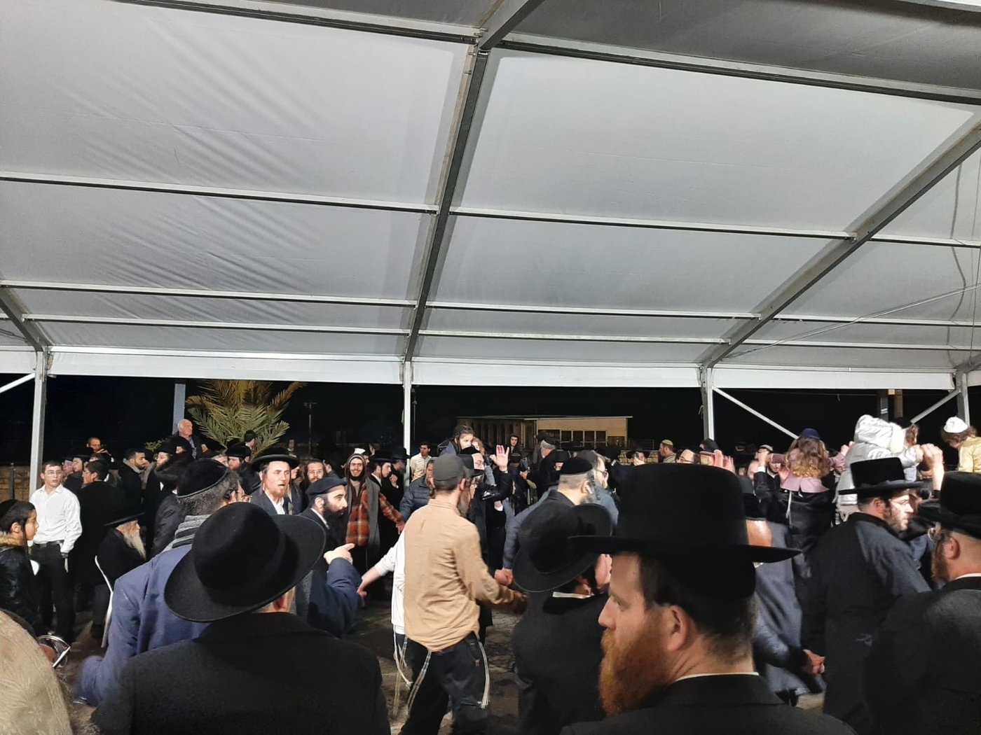 אחרי העימותים: ריקודים סמוך לציון במירון