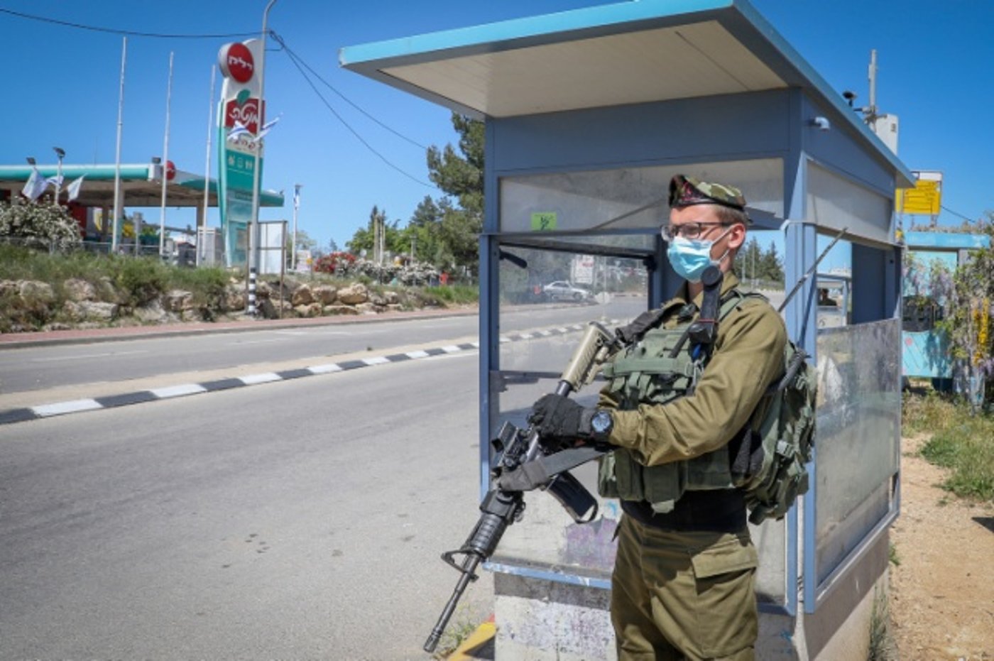 חייל בעמדת שמירה בצומת גוש עציון