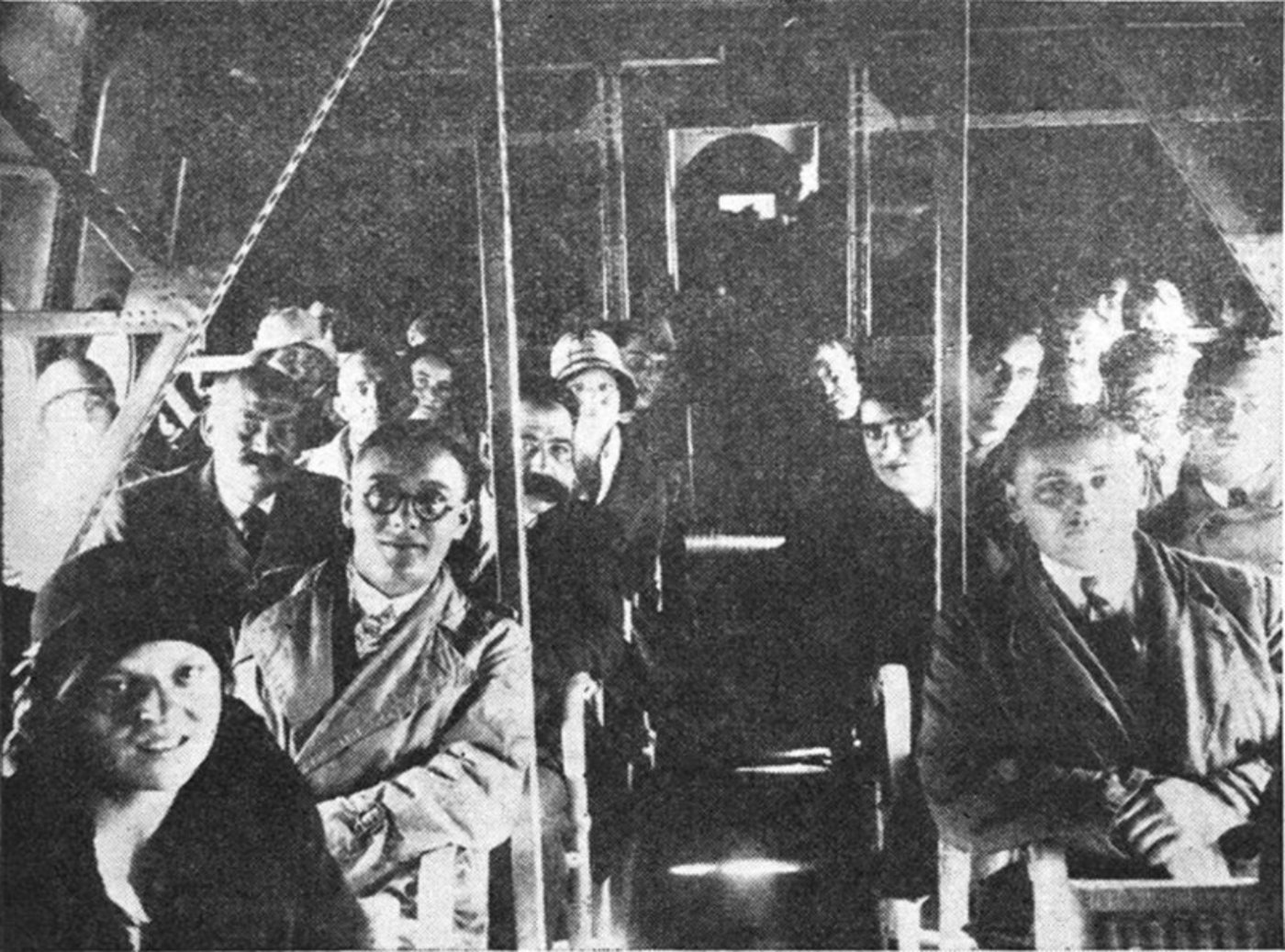 נוסעים על 'דורנייר Do-X' (שנת 1936). כן, זה מטוס, לא אוטובוס של 'קווים',דיילת משרתת נוסע בחברת התעופה ההודית 'אייר אינדיה'