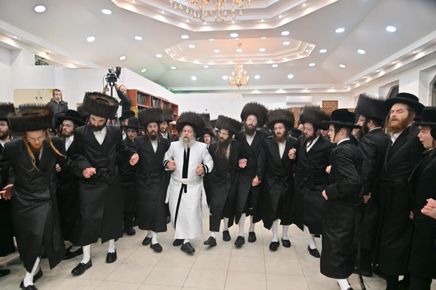 לזכרו של הרבי: חסידי נדבורנה ביתר חגגו הכנסת ספר תורה חדש