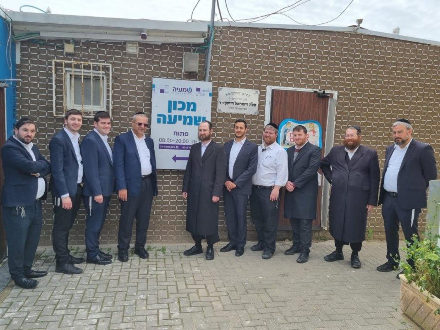 אחד ממכוני השמיעה המקצועיים באזור המרכז. הצוות בתילום משותף