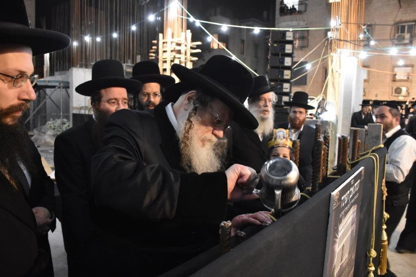 מודז'יץ: מעמד יציקת אבן הפינה לבית המדרש החדש