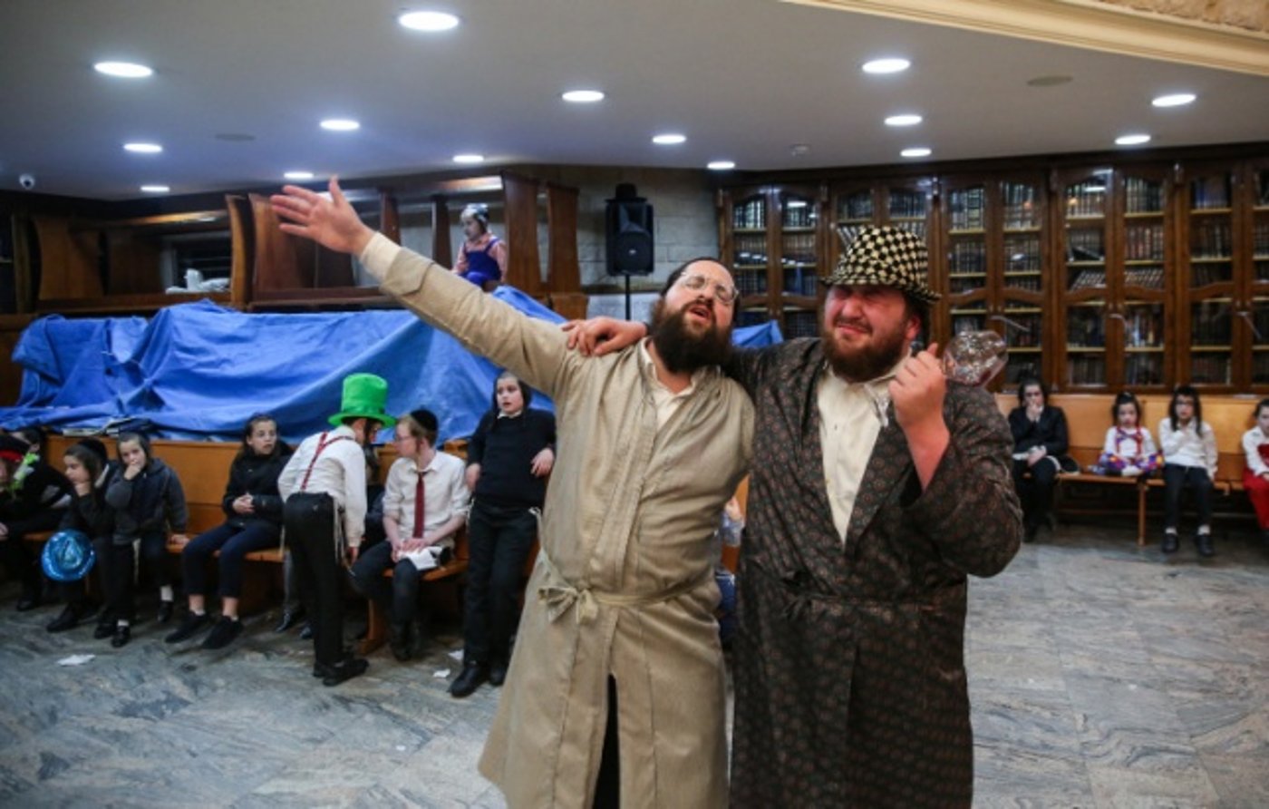 אחרי שלוש-ארבע אנשים שנכנסו אהרן היה מטושטש