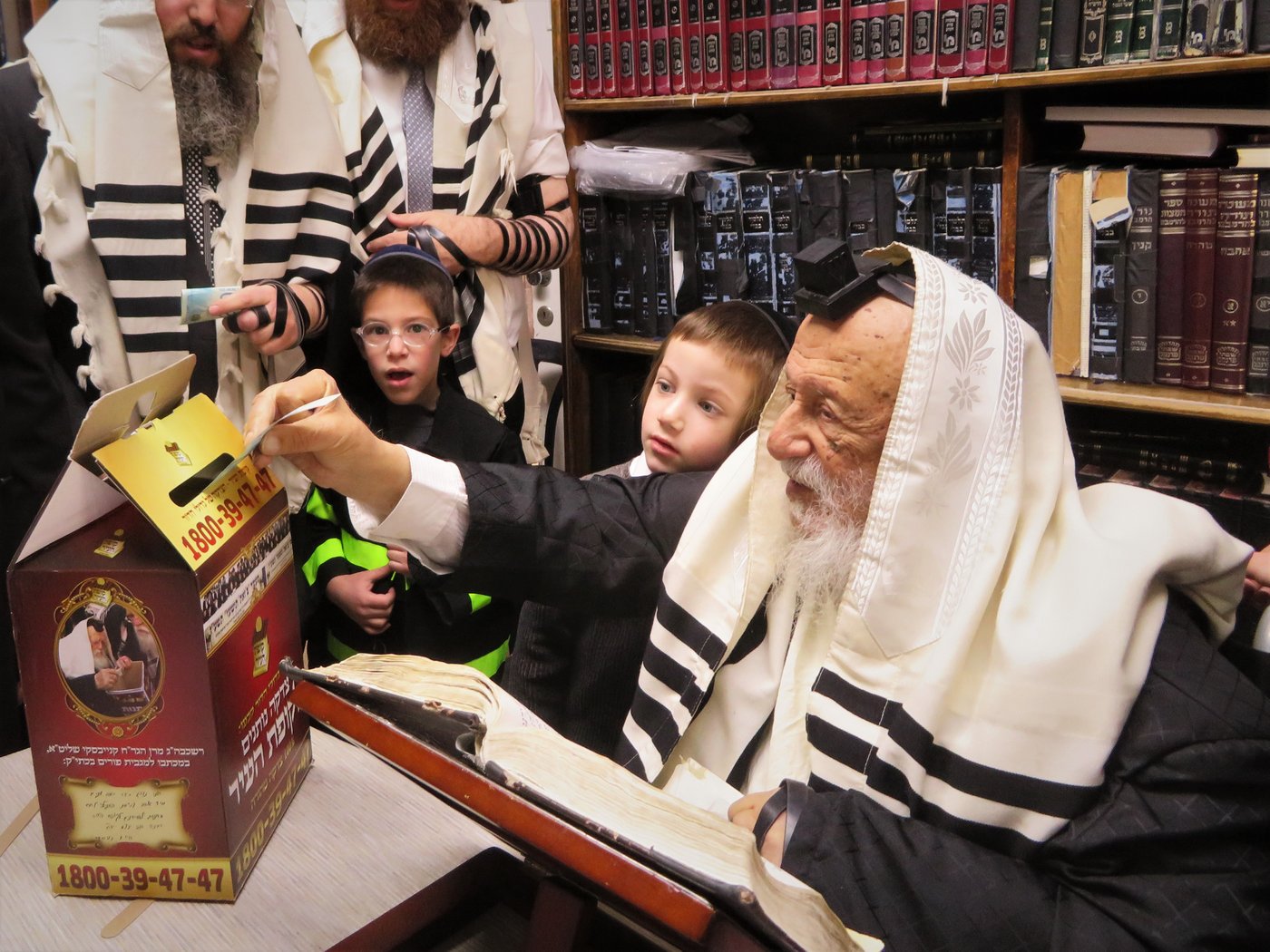 תיעוד: פורים במחיצת רה"י הגאון רבי ברוך דב פוברסקי