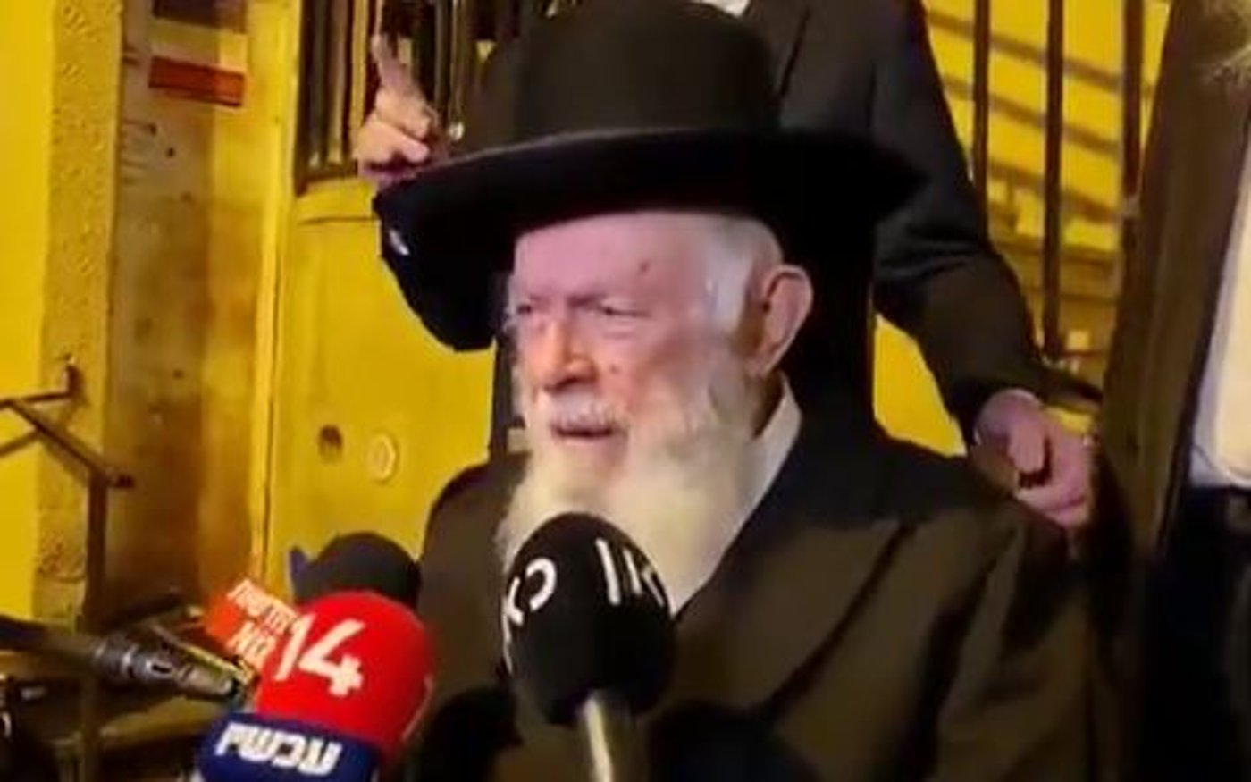 גדולי הדור: "מבקשים לא להידחק מחר ליד מקום המיטה"