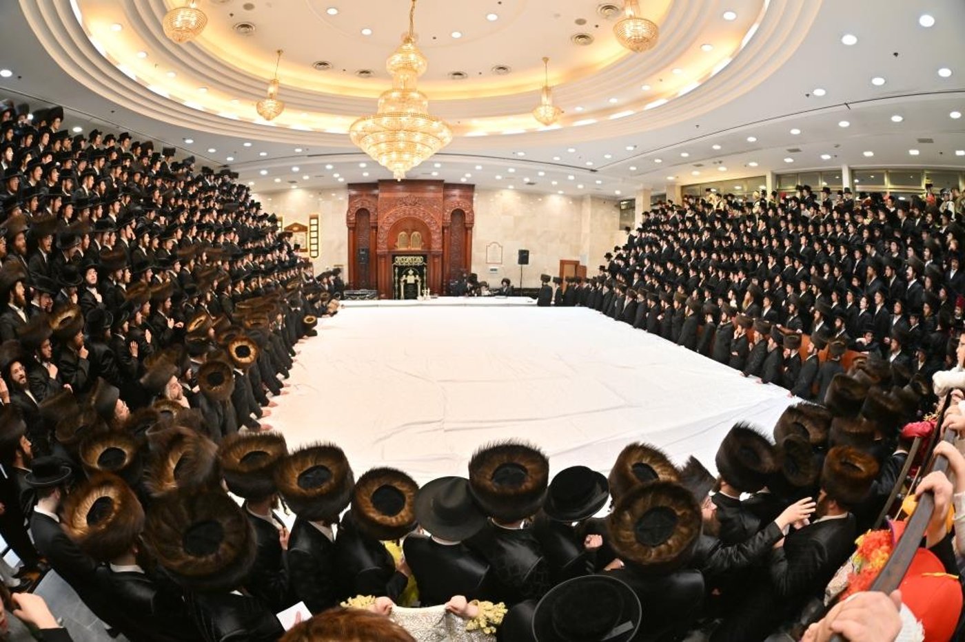 צפו: מראות חג הפורים בחצר חסידות ויז'ניץ