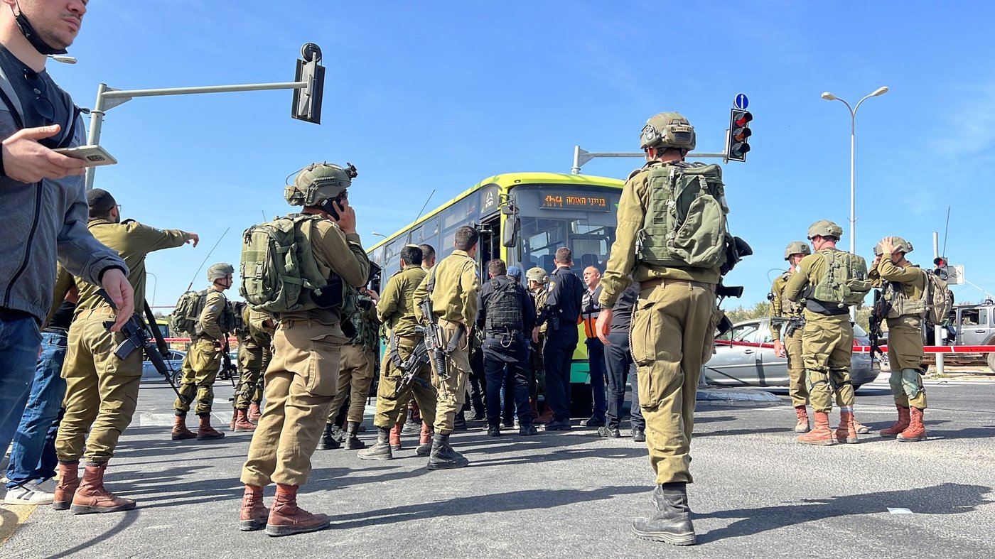 פיגוע באוטובוס: מחבל דקר יהודי עם מברג ונוטרל ע"י נוסע