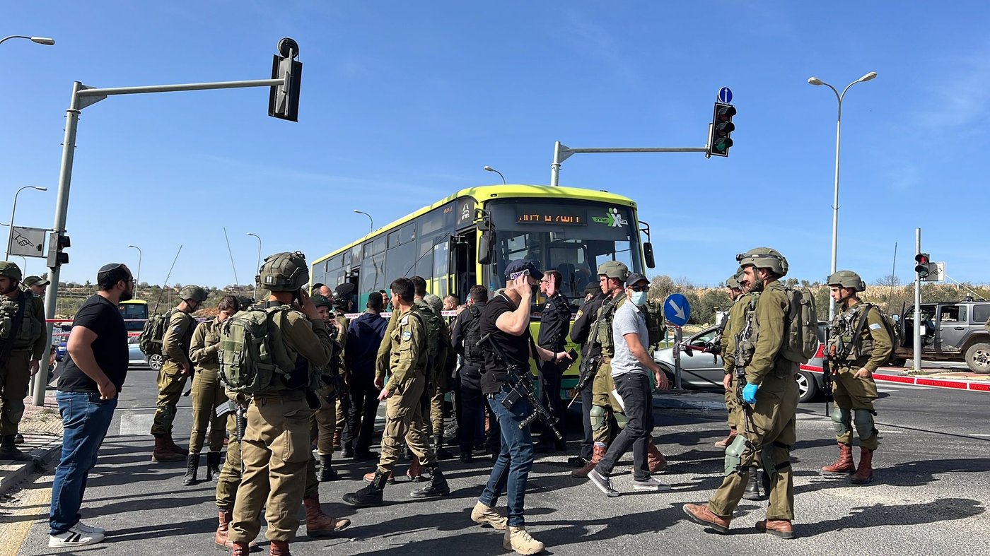 פיגוע באוטובוס: מחבל דקר יהודי עם מברג ונוטרל ע"י נוסע