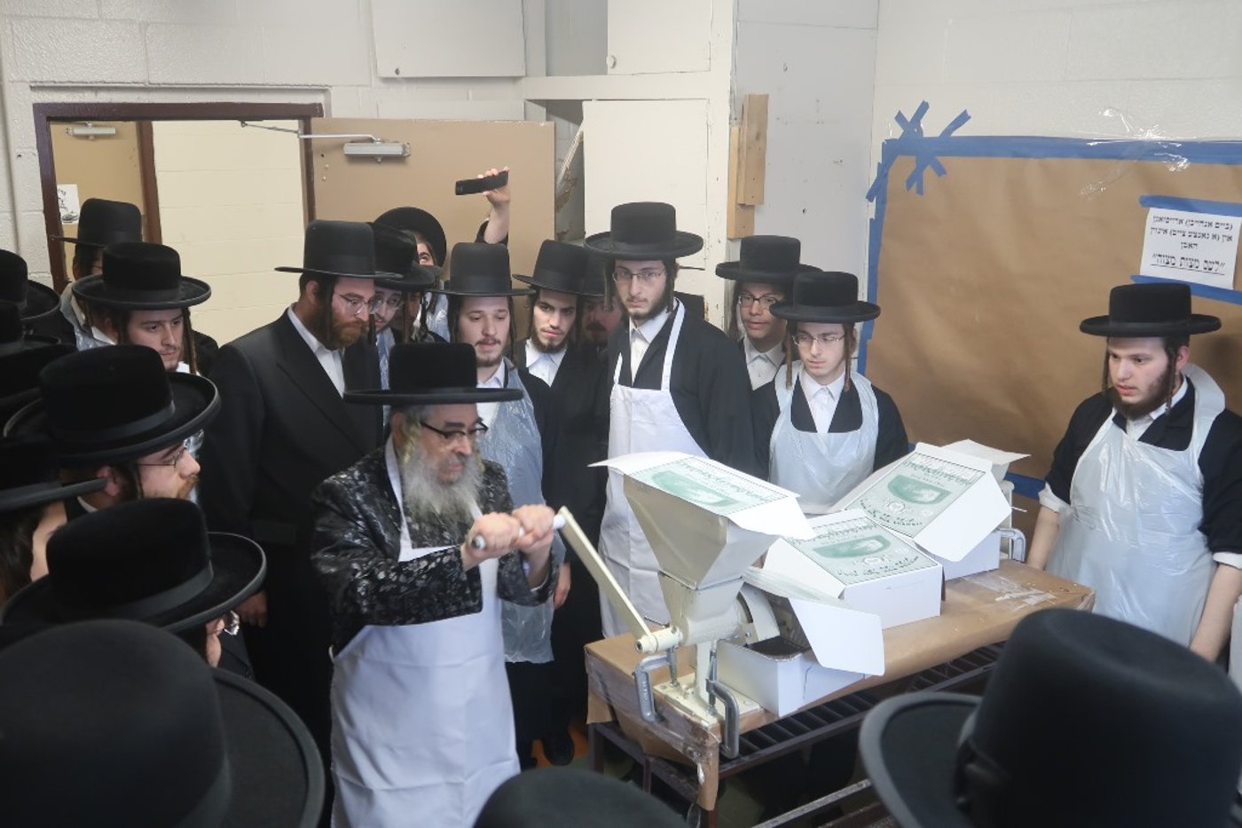 עם בחורי הישיבה: האדמו"ר מסאטמר טחן את החיטה