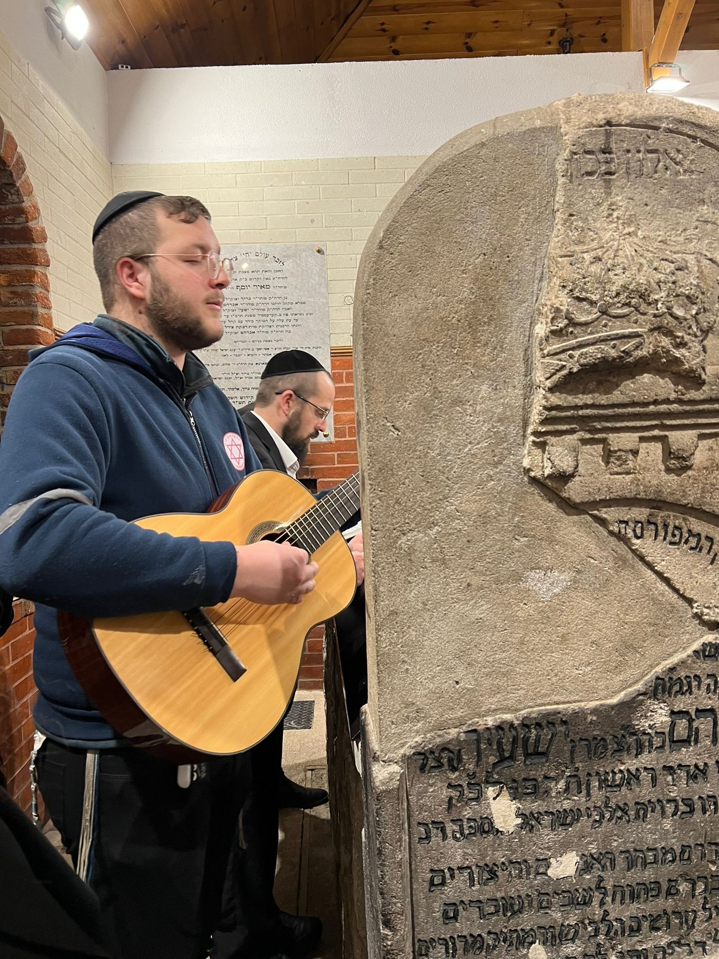 בחורי 'אגלי טל' שסייעו לפליטי אוקראינה בתפילה בקברי צדיקים