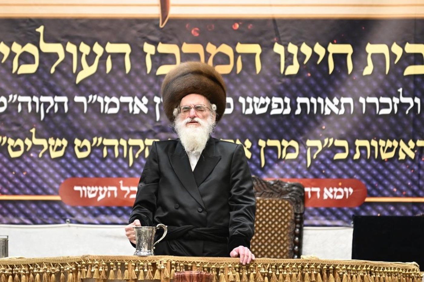 אחרי שחרית: הרבי יצק את אבן הפינה למרכז הענק