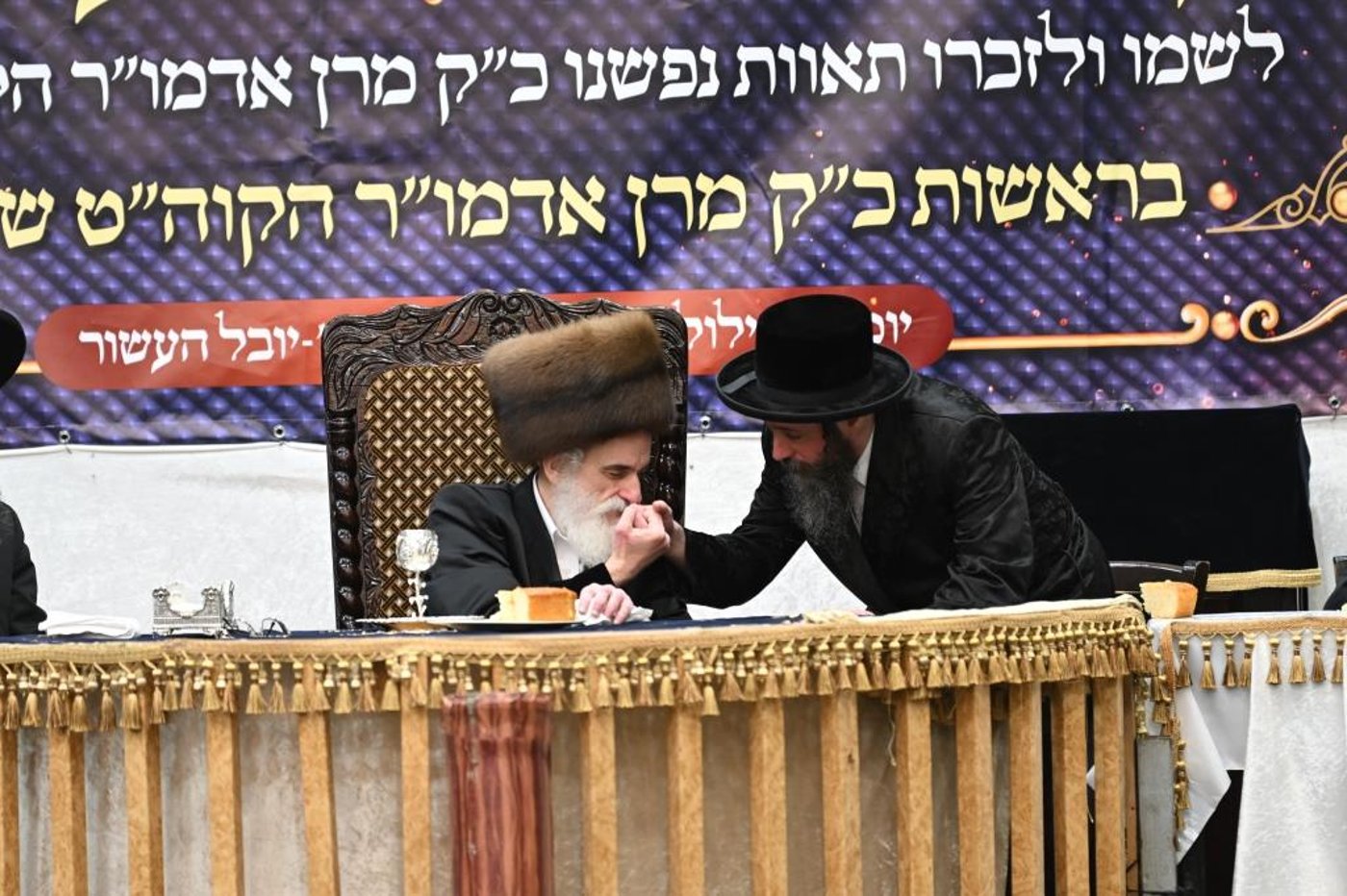אחרי שחרית: הרבי יצק את אבן הפינה למרכז הענק