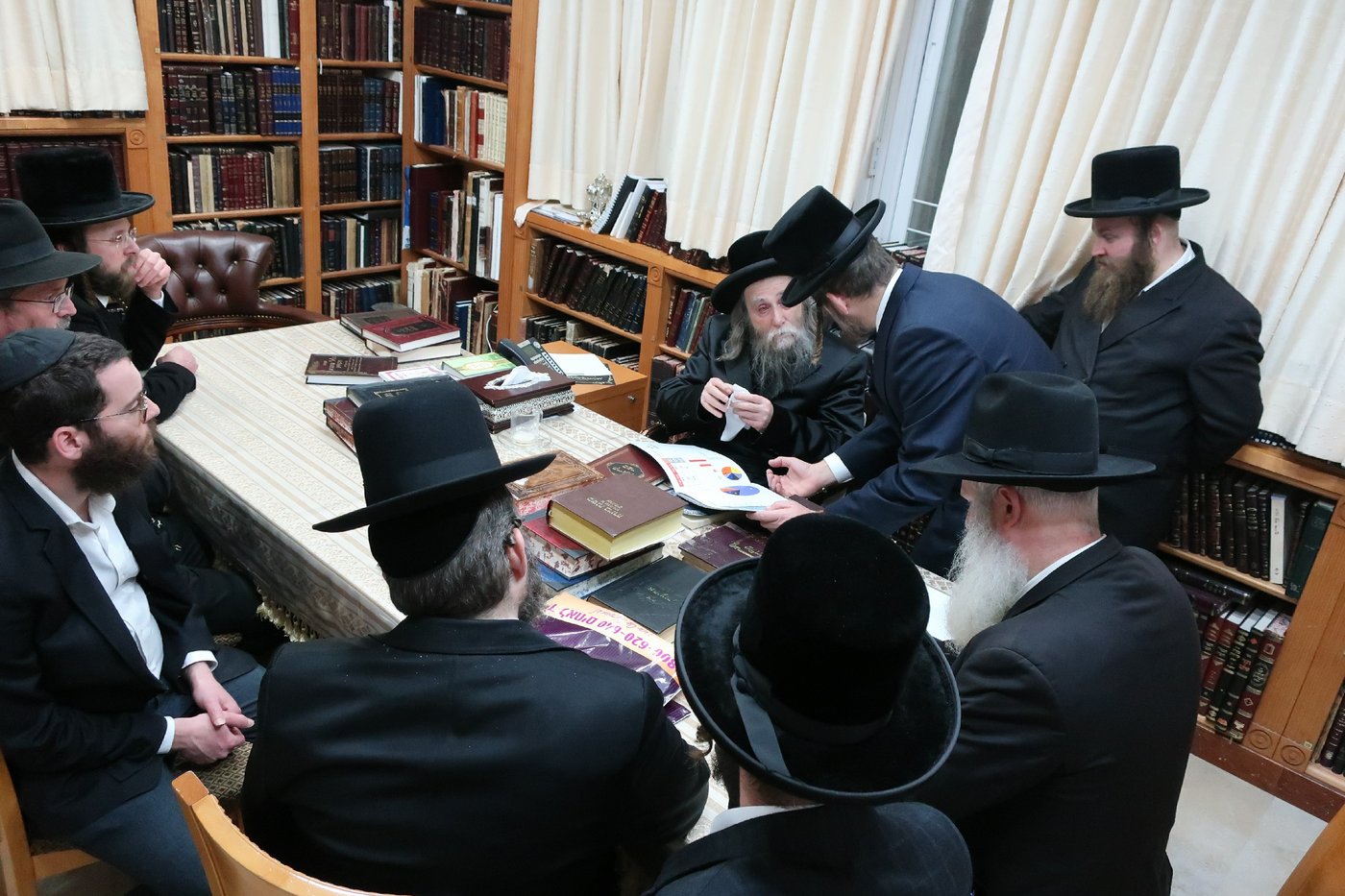 מה עושה הגדה בערבית אצל גדולי ישראל?