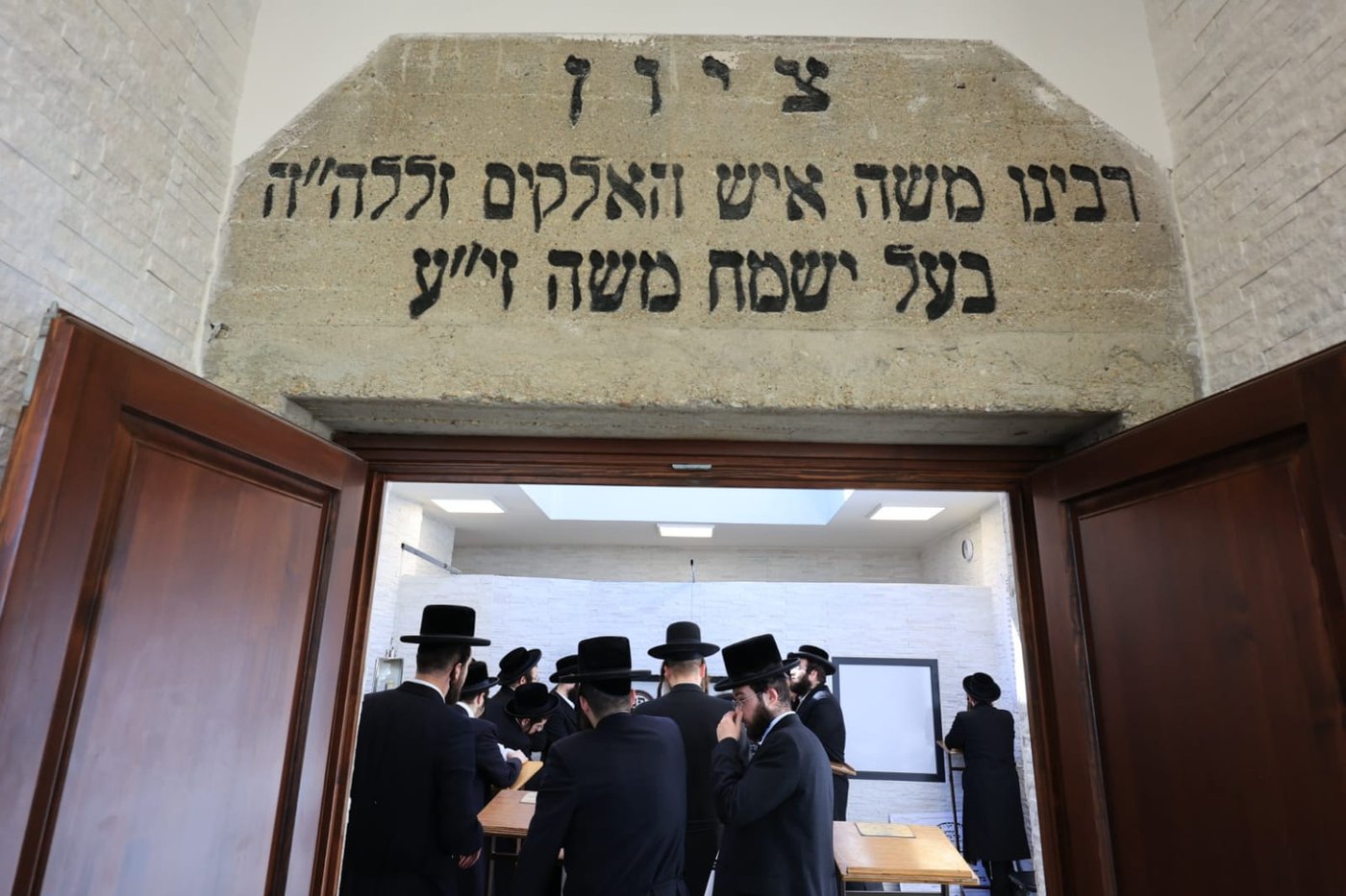 בחורי "אורייתא" יצאו לציוני הצדיקים באירופה