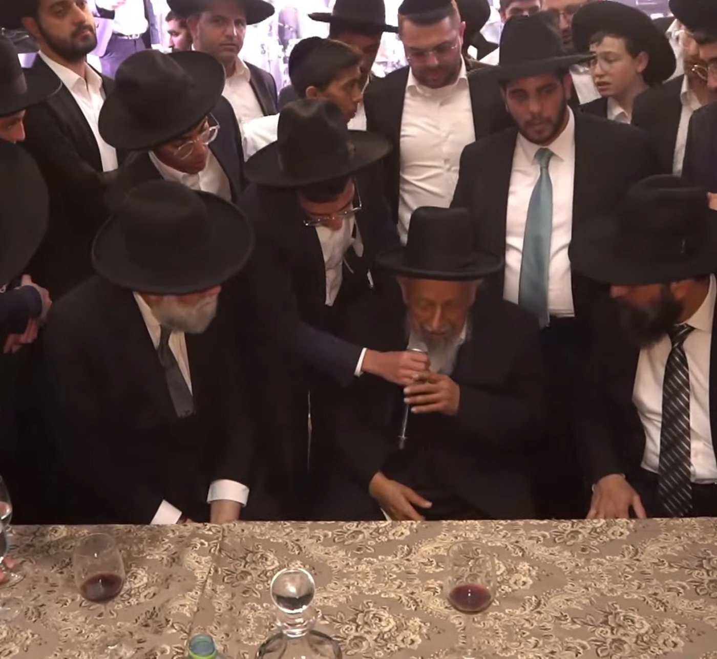 המונים במעמד "כתבם" בפתח תקווה; צפו