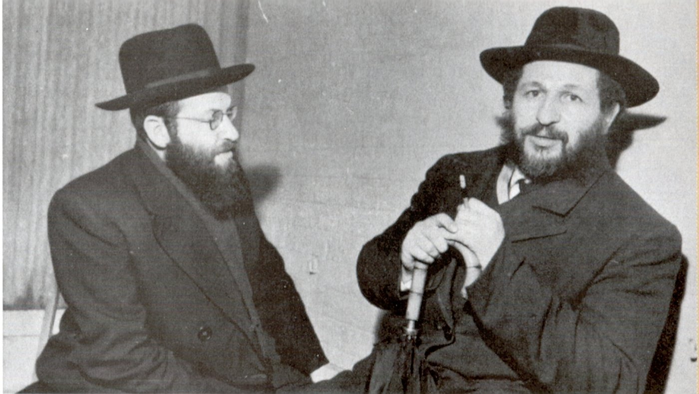 מה יש בו בסטנדר – הרי זה ממש עבודה זרה, יש לשרוף את הסטנדר מיד": הגאון רבי יוסף דוב הלוי סולובייצ'יק (בצד שמאל הגאון רבי משה שמואל שפירא)