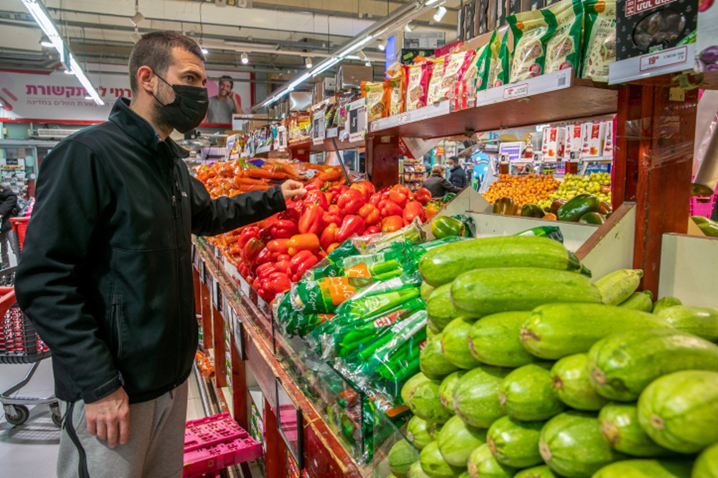 עמדת פירות וירקות ברמי לוי מודיעין