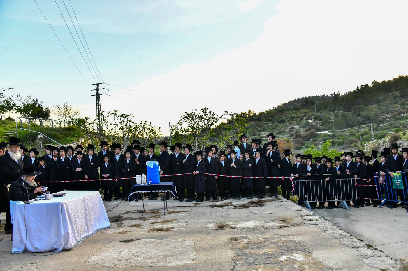 עם הבחורים: האדמו"ר מפינסק קרלין בשאיבת מים שלנו