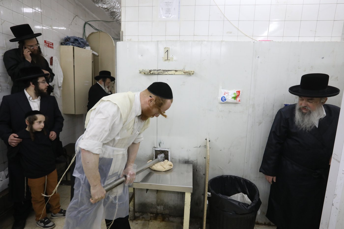 תיעוד: הרבי מלעלוב שאב מים שלנו ואפה מצות