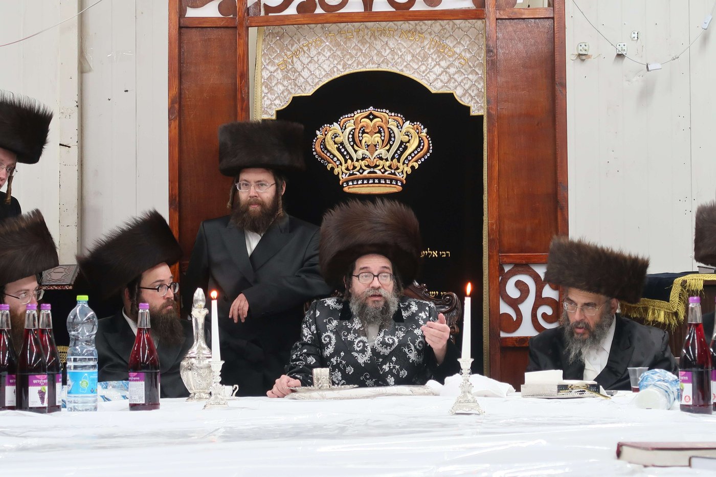 לרגל חג הפסח: האדמו"ר מסקולען י-ם ערך את שולחנו