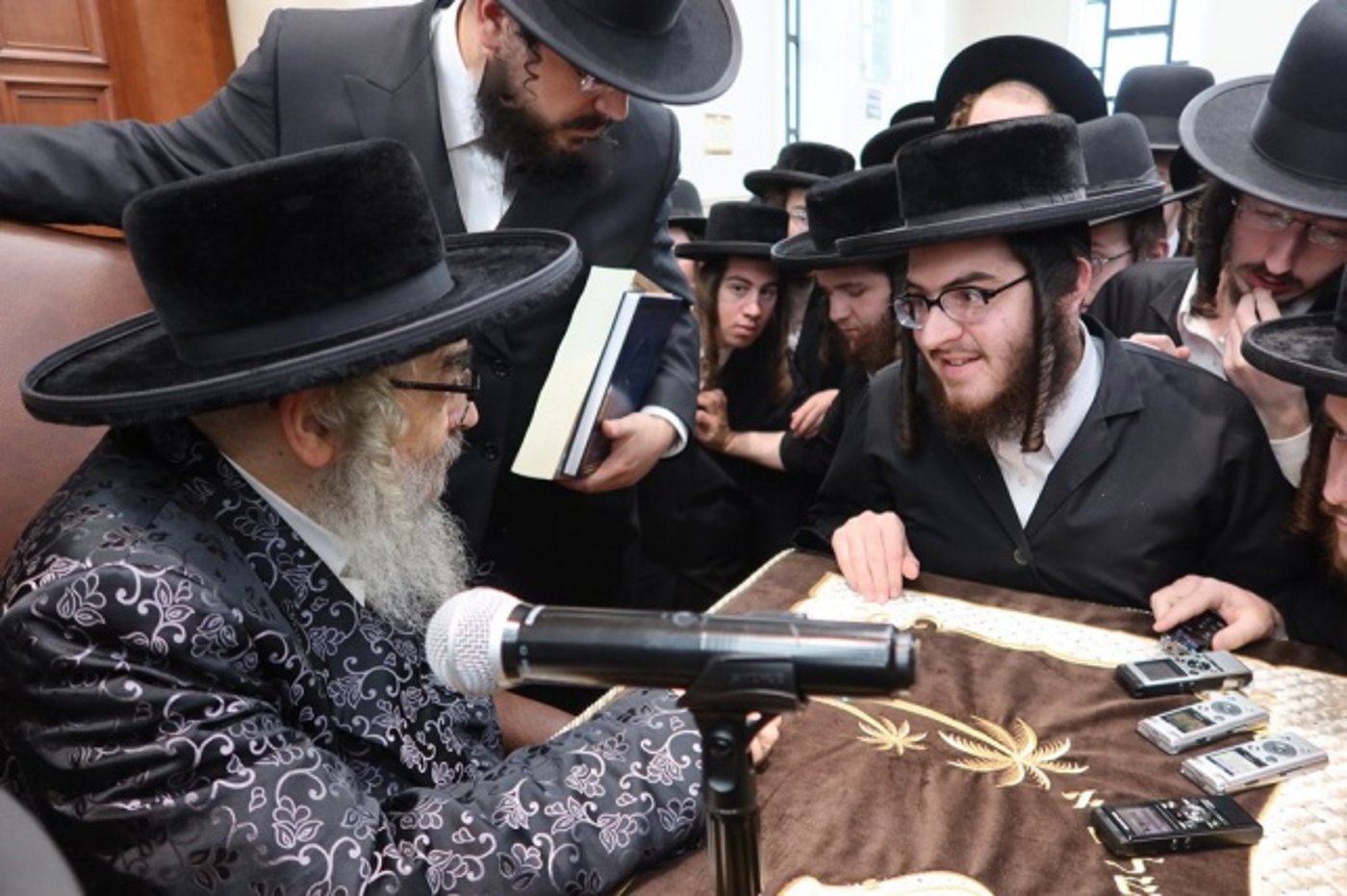 הַקּוֹדֶשׁ פְּנִימָה • מסע מרתק לקשר האישי בין הרבי לחסידיו