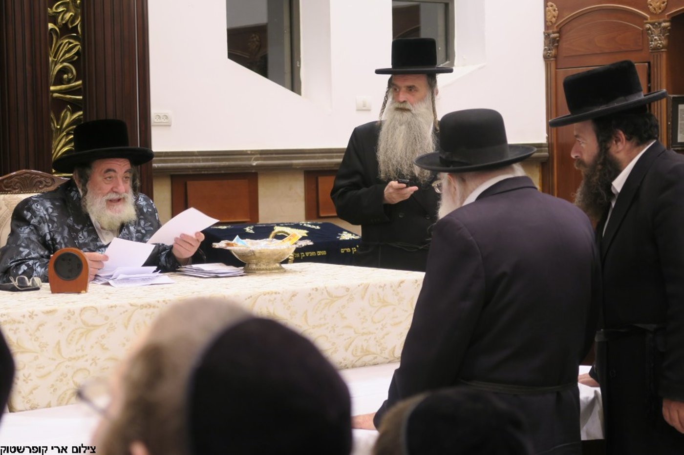 הַקּוֹדֶשׁ פְּנִימָה • מסע מרתק לקשר האישי בין הרבי לחסידיו