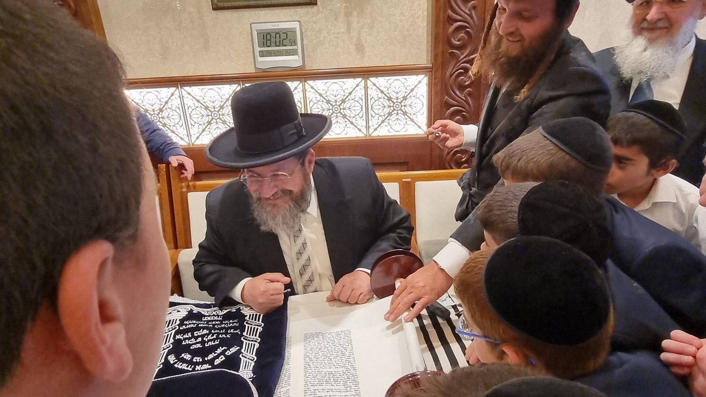 ספר תורה הוכנס להיכל זקן הראשונים לציון