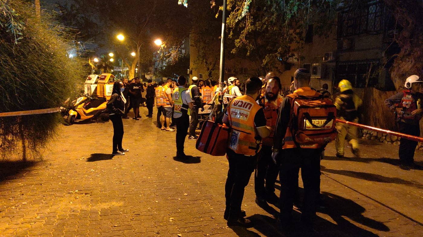 שריפה במבנה בנתניה: שניים במצב קשה