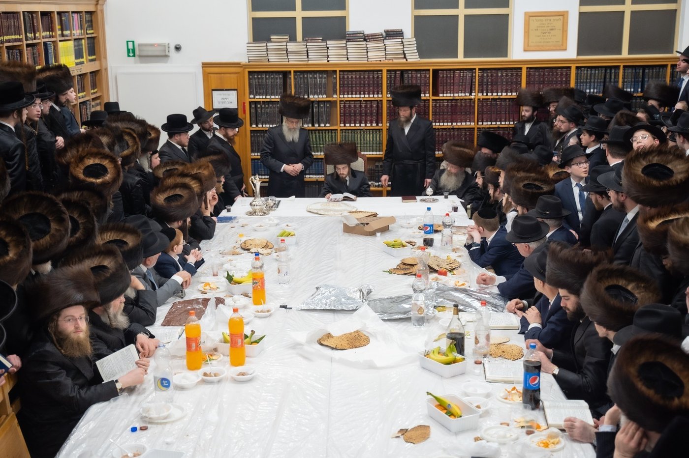 מאות ב'טיש' של האדמו"ר מסאדיגורה; צפו